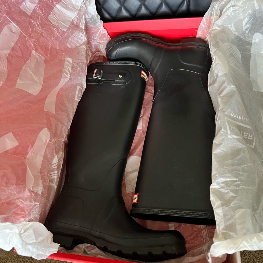 HUNTER BOOTS- SZ 8 (matte black) w/ box!!